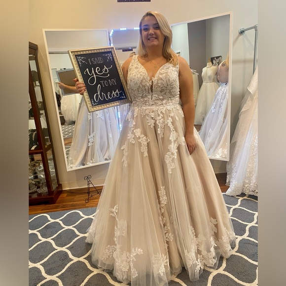 Size 18 Wedding Dress - Picture 1 of 4